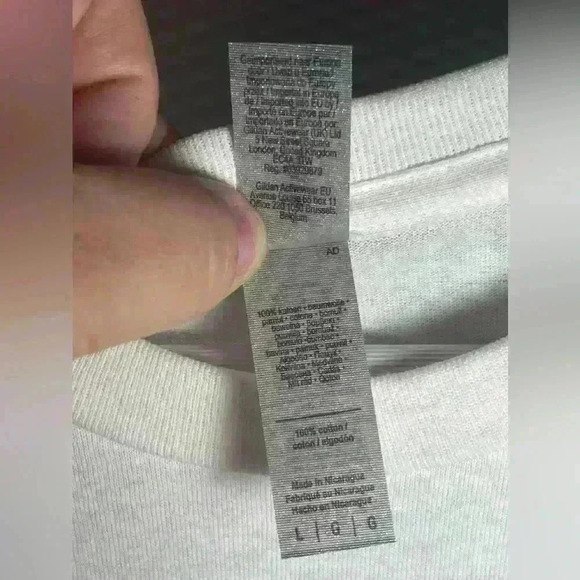 Large Graphic Tee Lips and Lipstick - Picture 4 of 6